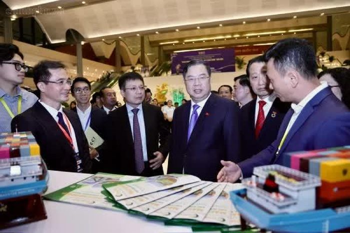 Phó Thủ tướng Thường trực Phạm Gia Túc cùng Chủ tịch VCCI tham quan gian hàng của doanh nghiệp. Ảnh: VGP