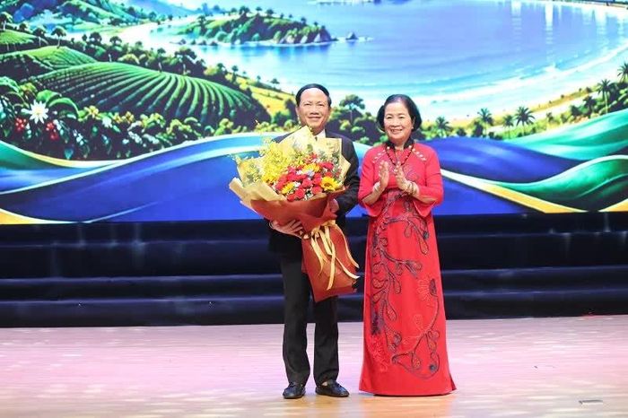Bà Nguyễn Thị Sen - Chủ tịch Hiệp hội Doanh nghiệp tỉnh Gia Lai tặng hoa tri ân tâm huyết của Chủ tịch UBND tỉnh Gia Lai Phạm Anh Tuấn với cộng đồng doanh nghiệp, doanh nhân.