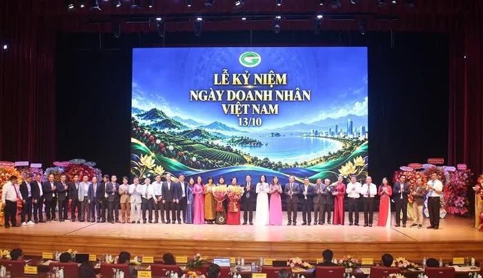 Lãnh đạo UBND tỉnh Gia Lai chúc mừng Ban Chấp hành Hiệp hội Doanh nghiệp tỉnh Gia Lai nhiệm kỳ 2026–2031.