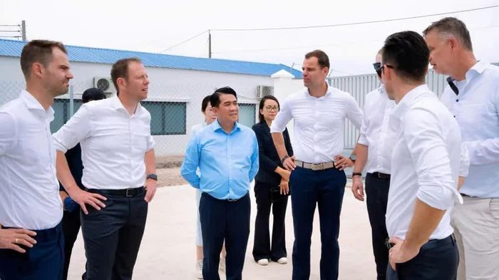  Ông Vũ Mạnh Hùng (áo xanh) và các chuyên gia đến từ châu Âu trong chuyến khảo sát tại một dự án chăn nuôi 
