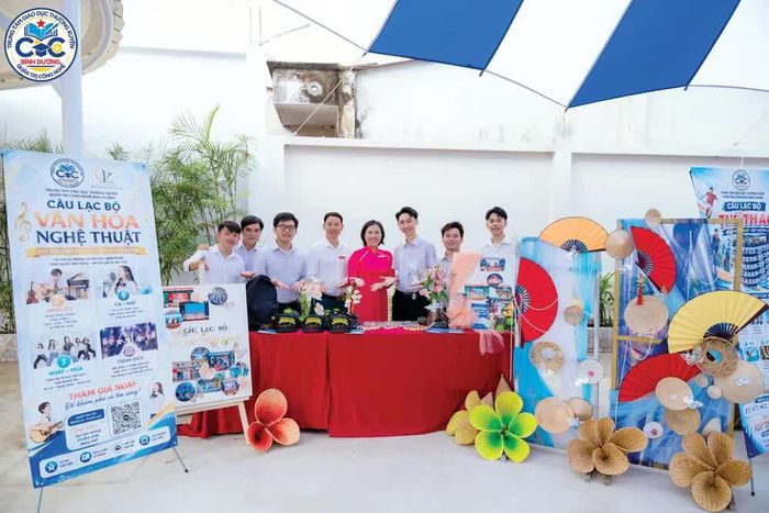  Học sinh tìm hiểu các hoạt động tại không gian giới thiệu các câu lạc bộ. 