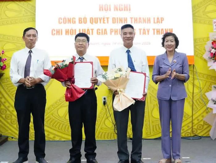 Ban Chấp hành Chi hội (thứ hai từ trái qua): Luật gia Vũ Quốc Toản và Luật gia Đặng Ngọc Thắng.