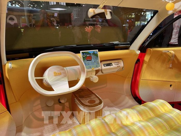 Chi tiết bảng điều khiển, vô lăng và màn hình trung tâm trong mẫu xe Citroen trưng bày tại Triển lãm ô tô thế giới Paris 2026, kết hợp cảm hứng thiết kế cổ điển với trang bị kỹ thuật số. Ảnh: Trần Đức Hùng - TTXVN