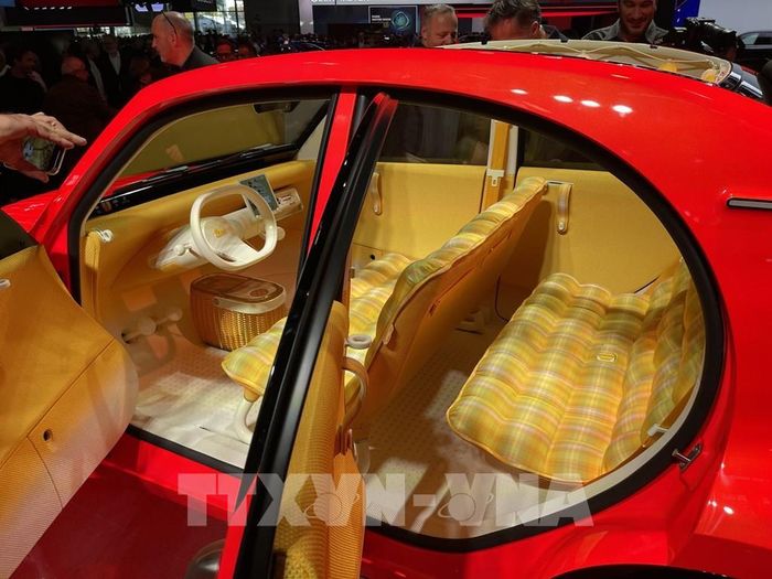 Không gian nội thất mẫu xe Citroen mang phong cách hoài cổ, với ghế bọc vải họa tiết vàng, vô lăng nhỏ và cách bố trí khoang lái đơn giản tại Triển lãm ô tô thế giới Paris 2026. Ảnh: Trần Đức Hùng - TTXVN