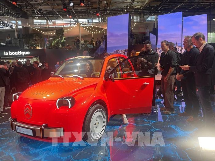 Mẫu xe mang cảm hứng thiết kế từ Citroen 2CV, với kiểu dáng nhỏ gọn và màu đỏ nổi bật, thu hút khách tham quan tại Triển lãm ô tô thế giới Paris 2026. Ảnh: Trần Đức Hùng - TTXVN