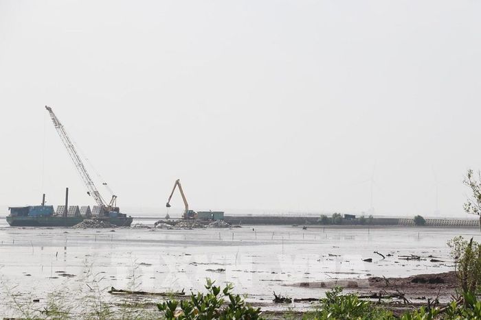 Phương tiện thi công 28 đê giảm sóng của gói thầu xây dựng Đoạn 1 (nối tiếp tuyến đê giảm sóng Tân Thành phía bắc đến cống Rạch Bùn). Ảnh: Hữu Chí - TTXVN
