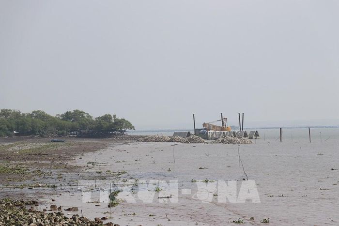 Rạch Bùn là điểm cuối của gói thầu xây dựng Đoạn 1 (nối tiếp tuyến đê giảm sóng Tân Thành phía bắc đến cống Rạch Bùn). Ảnh: Hữu Chí - TTXVN