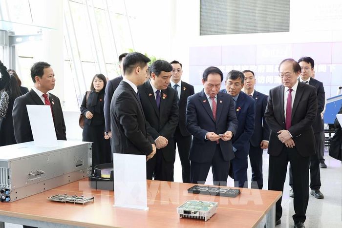 Phó Thủ tướng Chính phủ Lê Tiến Châu và Đoàn công tác tham quan Viện nghiên cứu công nghệ thông tin liên ngành chuyên nghiên cứu về công nghệ AI và lượng tử của Đại học Thanh Hoa. Ảnh: Công Tuyên - PV TTXVN tại Trung Quốc