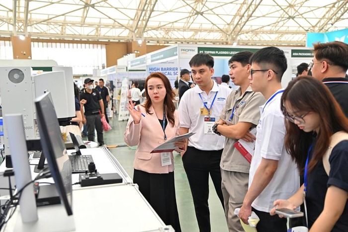 Nhiều máy móc hiện đại được trưng bày tại triển lãm. 