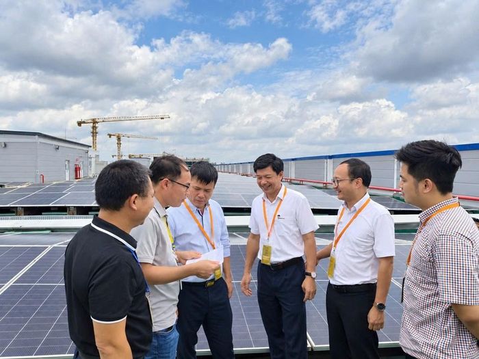 Khảo sát hệ thống điện mặt trời mái nhà được lắp đặt trên mái nhà xưởng tại một doanh nghiệp ở Bắc Ninh. Ảnh: Đồng Thúy/BNEWS/TTXVN