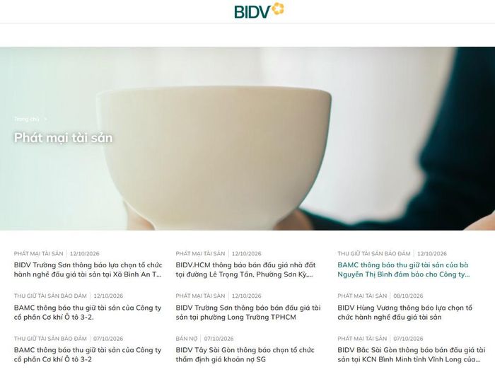 Loạt thông báo phát mại tài sản trên website BIDV. Ảnh chụp màn hình.