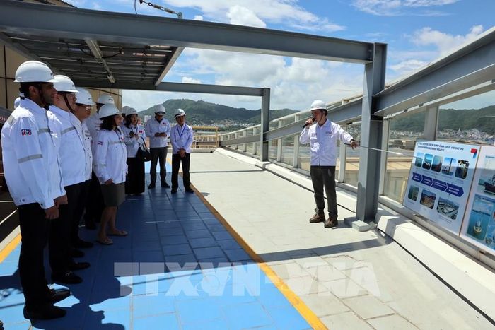 Các đại biểu tham quan, khảo sát thực tế, nghe giới thiệu tại công trường PTSC. Ảnh: Đoàn Mạnh Dương - TTXVN