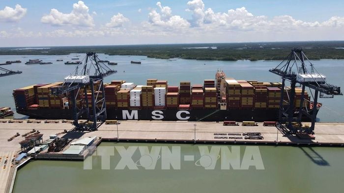 Cẩu chạy điện thay thế cẩu chạy nhiên liệu hóa thạch tại cảng SSIT đang đón tàu container cỡ lớn cập cảng. Ảnh: Đoàn Mạnh Dương-TTXVN 