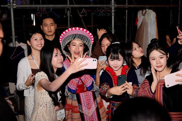Hoàng Thùy Linh cho biết những cái nắm tay, cái ôm ấm áp và sự yêu thương của khán giả tiếp thêm niềm tin, động lực cho hành trình âm nhạc của mình.