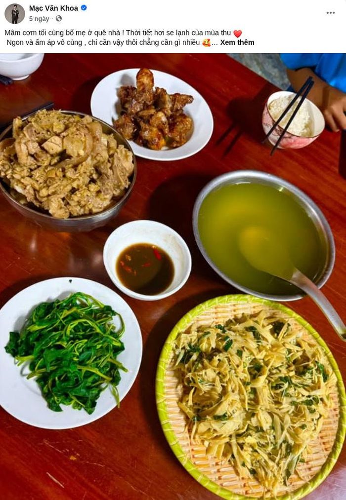 Trước đó 5 ngày, Mạc Văn Khoa đăng tải hình ảnh bữa cơm ấm áp đầu tiên cùng bố mẹ khi anh về quê.
