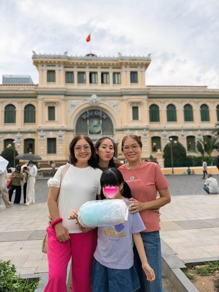 Khoảnh khắc hạnh phúc của Lê Phương bên người thân.