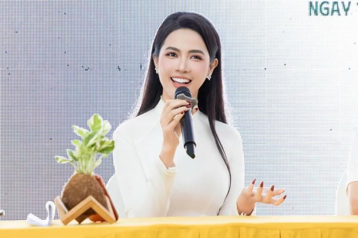Hiện tại, Phan Thị Mơ vẫn tích cực hoạt động nghệ thuật. Người đep 9X cho rằng, việc xuất hiện nhiều gương mặt mới trong làng giải trí không khiến cô thấy áp lực.