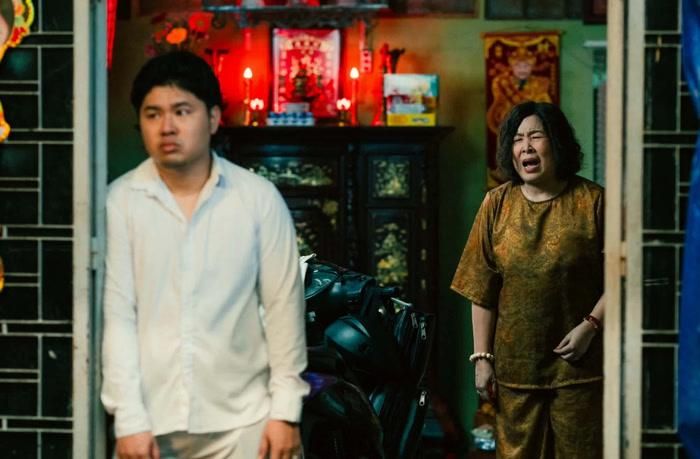 NSND Hồng Vân đảm nhận vai bà Sáu Vàng, một người phụ nữ khá giả, làm chủ tiệm vịt quay. 