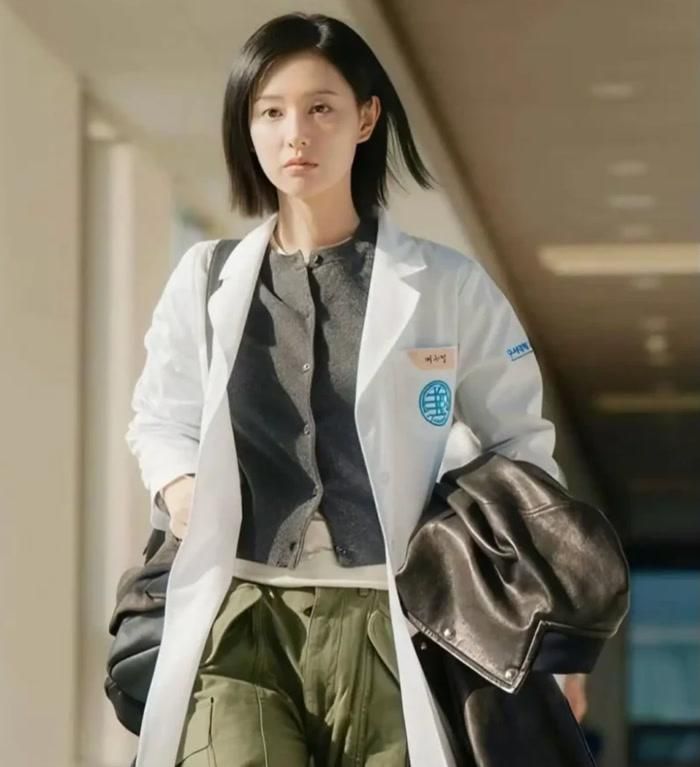 Kim Ji Won đảm nhận vai Gye Su Jeong.