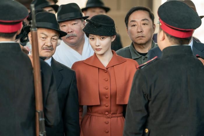 Với bối cảnh Gyeongseong năm 1932, 100 Days of Deception đưa khán giả trở lại thời kỳ Nhật Bản đô hộ Triều Tiên. Kim Yoo Jung vào vai Lee Ga Kyeong, nữ đạo chích móc túi tài năng nhận nhiệm vụ thâm nhập Phủ Tổng đốc Nhật Bản trong 100 ngày để kiếm tiền sang Mỹ. Tại đây, cô gặp Kim Tae Woong, thông ngôn viên ưu tú do Park Jin Young thủ vai, và bị cuốn vào mối quan hệ tình cảm đan xen những bí mật nguy hiểm. Sự kết hợp giữa yếu tố gián điệp, tình yêu và bối cảnh lịch sử tạo nên hướng tiếp cận khác biệt cho bộ phim. Tác phẩm lên sóng tvN từ ngày 10/10/2026 và được phát hành trên Netflix, đồng thời nằm trong nhóm dự án đáng chú ý nhân dịp kỷ niệm 20 năm thành lập đài.