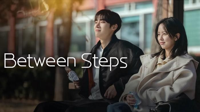 Giữa những tác phẩm đặt nặng yếu tố kịch tính, Between Steps lựa chọn cách kể chuyện nhẹ nhàng, tập trung vào quá trình phát triển tình cảm của hai nhân vật Park Min Jae và Im Yoo Jin, lần lượt do Choo Young Woo và Kim So Hyun đảm nhận. Phim khai thác những thay đổi trong mối quan hệ của cặp đôi qua các hoạt động thường nhật, từ giảng đường, phòng nghiên cứu đến cuộc sống ngoài công việc. Thay vì xây dựng tình yêu bằng những biến cố liên tiếp, tác phẩm hướng đến những bước tiến chậm rãi trong cảm xúc, đồng thời nhấn mạnh sự thấu hiểu và đồng hành giữa hai người. Bộ phim thuộc thể loại lãng mạn, chữa lành, phù hợp với khán giả yêu thích những câu chuyện tình cảm đời thường.