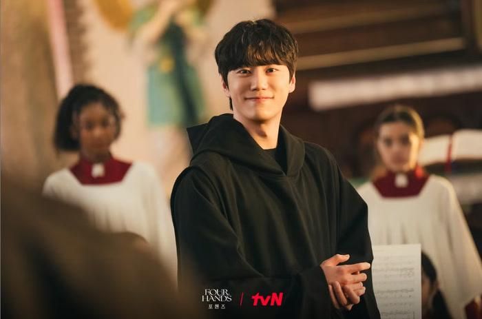 Lee Jun Young bám sát với gần 3,8 triệu điểm.