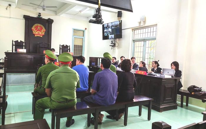 Cha và mẹ ruột của Nguyễn Văn Bảo Trung ngồi phía sau bị cáo. Ảnh: Đ.T.H
