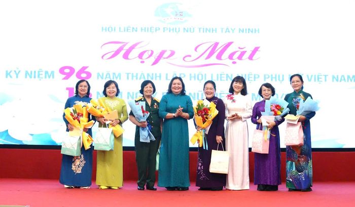 Bà Hồ Thị Hoàng Yến, Ủy viên Ban Chấp hành Trung ương Đảng, Phó Bí thư Thường trực Tỉnh ủy Tây Ninh, tặng hoa và quà chúc mừng 20/10 cho Anh hùng LLVTND và các đồng chí nguyên lãnh đạo tỉnh, nguyên Chủ tịch Hội LHPN tỉnh qua các thời kỳ