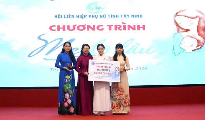 Hội LHPN tỉnh Tây Ninh trao sổ tiết kiệm từ chương trình “Mẹ đỡ đầu” cho em Đoàn Nguyễn Thiên Quỳnh