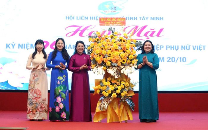 Bà Hồ Thị Hoàng Yến (bên phải), Ủy viên Ban Chấp hành Trung ương Đảng, Phó Bí thư Thường trực Tỉnh ủy Tây Ninh, tặng hoa chúc mừng của Tỉnh ủy - HĐND - UB MTTQ Việt Nam tỉnh đến Hội LHPN tỉnh Tây Ninh