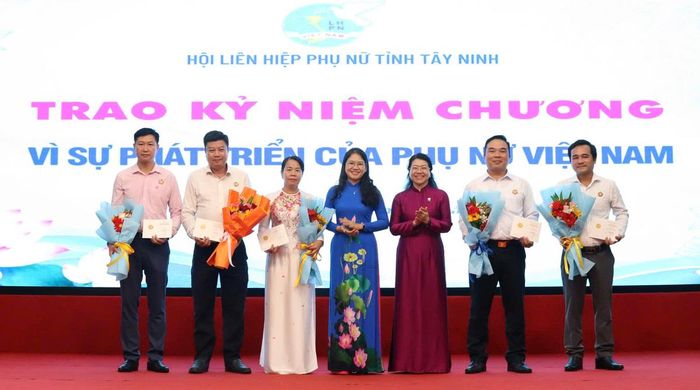 BTC trao Kỷ niệm chương "Vì sự phát triển của Phụ nữ Việt Nam" do Trung ương Hội LHPN Việt Nam xét tặng