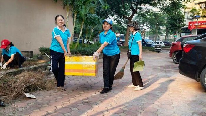 Không khí buổi dọn dẹp diễn ra nghiêm túc và rất khẩn trương