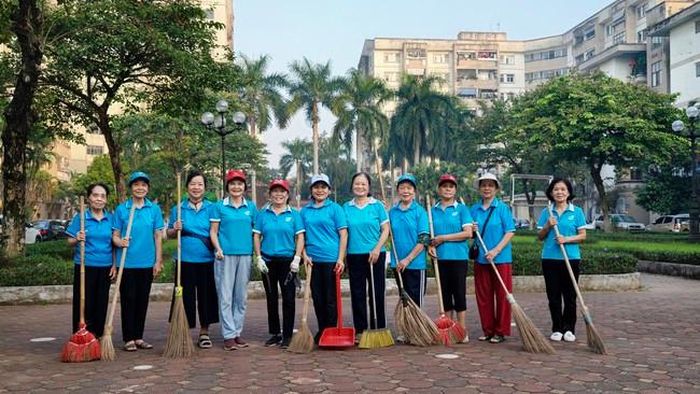 Hội viên Chi hội Phụ nữ tổ dân phố số 6, phường Việt Hưng, Hà Nội, tham gia hoạt động vệ sinh môi trường chào mừng kỷ niệm 96 năm thành lập Hội Liên hiệp Phụ nữ Việt Nam.