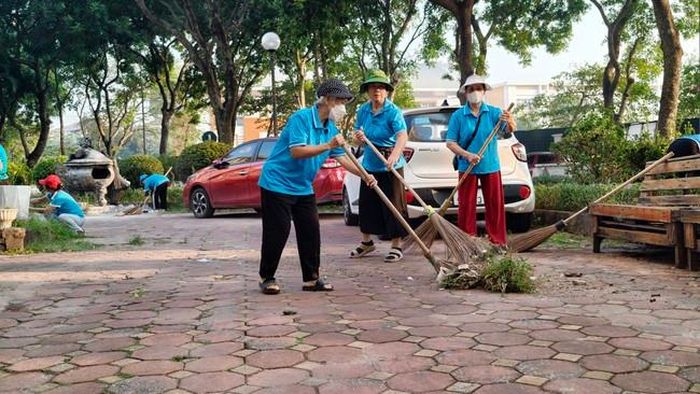 Một nhóm quét dọn đường trong khuôn viên các toà nhà chung cư