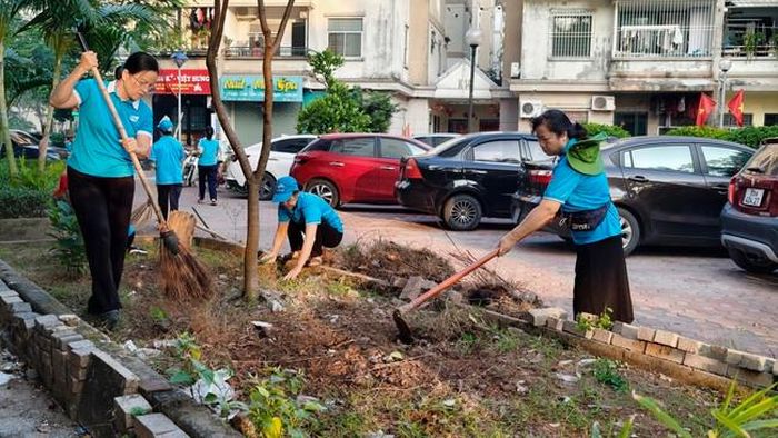 Hội viên phụ nữ dọn dẹp vệ sinh