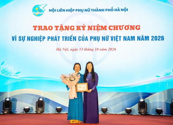 Phó Chủ tịch Hội LHPN Việt Nam Nguyễn Thị Thu Hiền trao trao Kỷ niệm chương "Vì sự phát triển của phụ nữ Việt Nam" cho Phó Chủ tịch HĐND TP Hà Nội Phạm Thị Thanh Mai