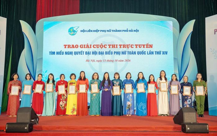 Phó Chủ tịch Hội LHPN Việt Nam Nguyễn Thị Thu Hiền trao giải Cuộc thi trực tuyến “Tìm hiểu Nghị quyết Đại hội đại biểu phụ nữ toàn quốc lần thứ XIV”