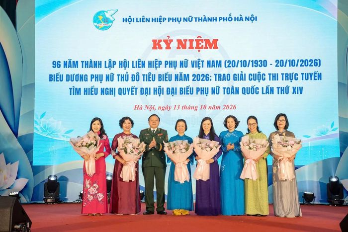Thiếu tướng Lê Như Đức, Phó Chủ tịch Ủy ban MTTQ Việt Nam thành phố, Chủ tịch Hội Cựu chiến binh thành phố Hà Nội, tặng hoa các đồng chí nữ lãnh đạo