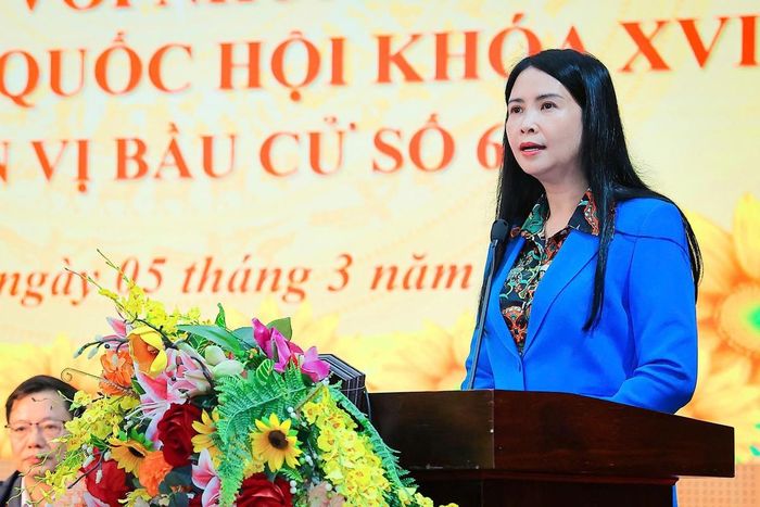 Phó Chủ tịch Thường trực Hội LHPN Việt Nam Trần Lan Phương trao đổi tại buổi tiếp xúc cử tri thành phố Hải Phòng, năm 2026