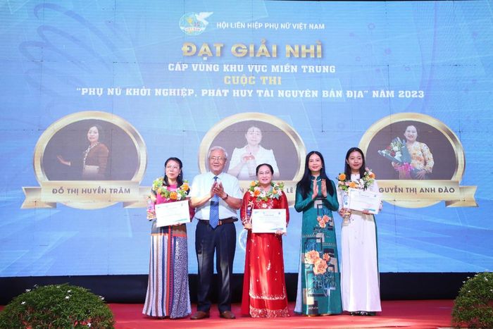 Phó Chủ tịch Thường trực Hội LHPN Việt Nam Trần Lan Phương trao giải Nhì cho các thí sinh dự thi Cuộc thi "phụ nữ khởi nghiệp phát huy tài nguyên bản địa" cấp vùng Khu vực miền trung, năm 2023