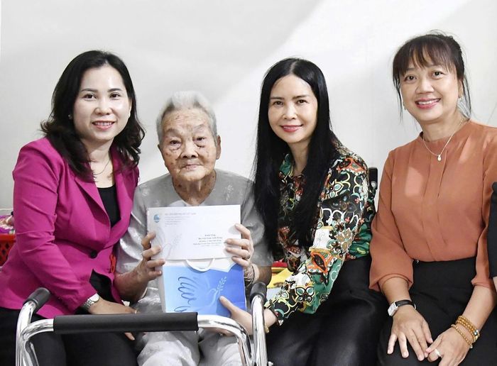 Phó Chủ tịch Thường trực Hội LHPN Việt Nam Trần Lan Phương (thứ 2 từ phải sang) thăm và tặng quà mẹ Việt Nam anh hùng 