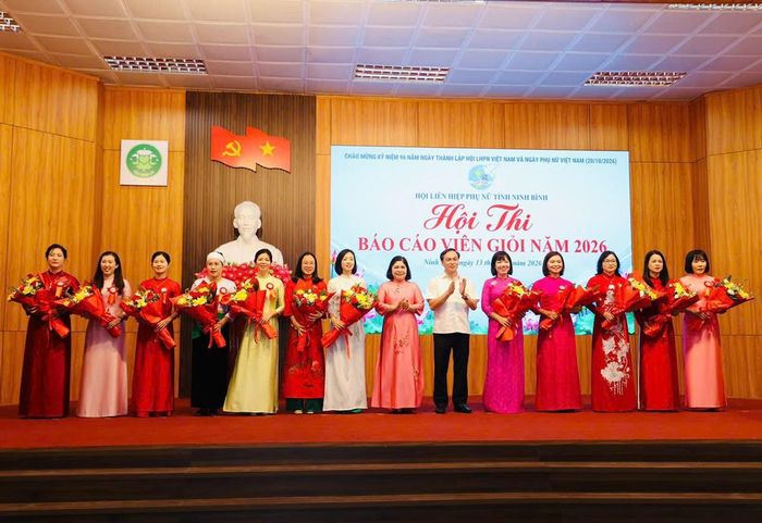 Ban Tổ chức Hội thi tặng hoa cho các thí sinh dự thi