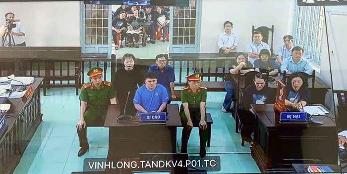 Quang cảnh phiên xét xử ngày 13/10. Ảnh chụp qua màn hình