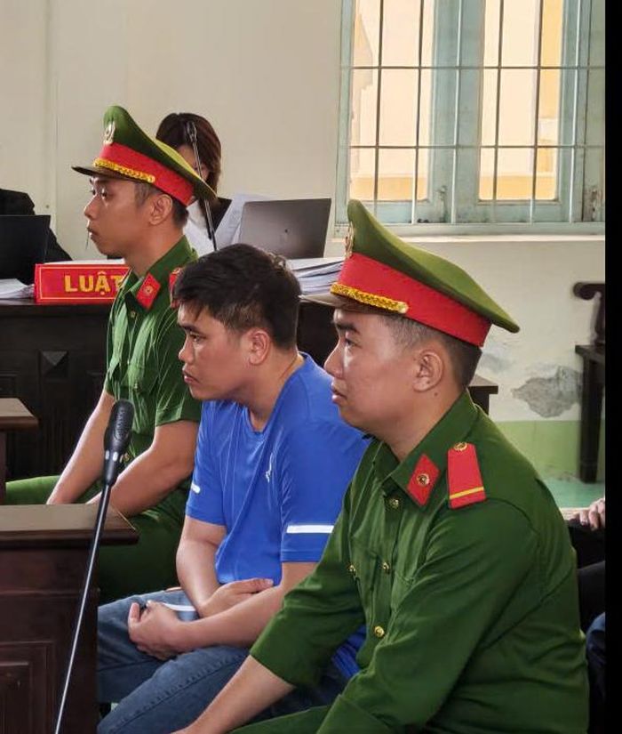 Bị cáo Nguyễn Văn Bảo Trung tại phiên toà ngày 13/10. Ảnh: Đ.T.H
