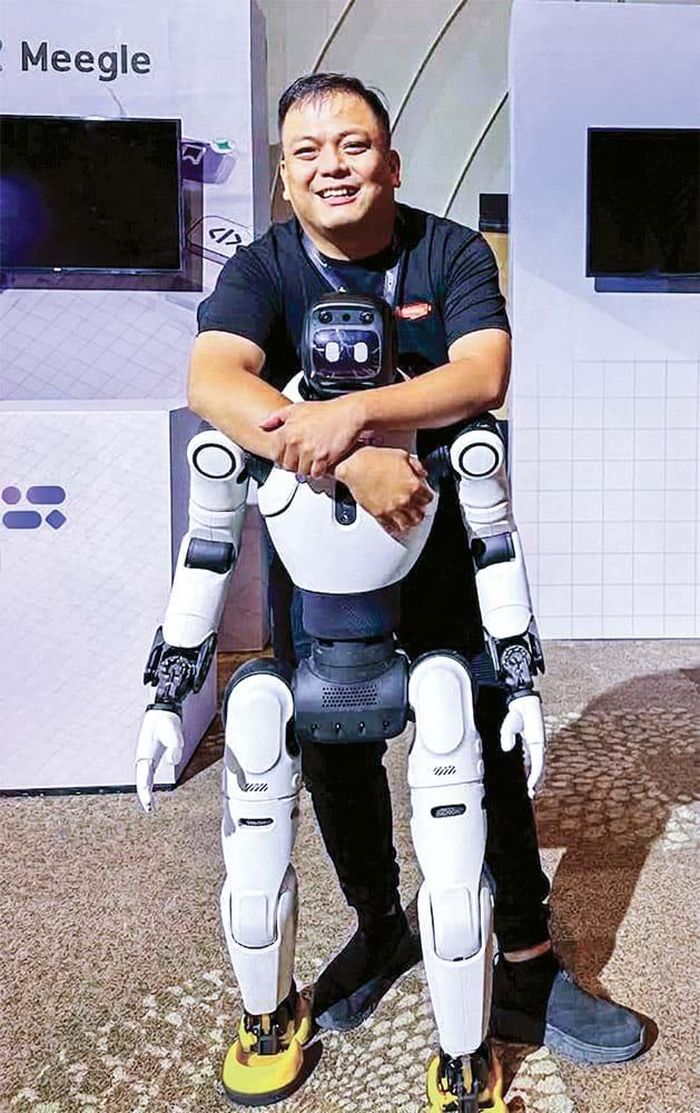 Hàng Minh Lợi, đồng sáng lập và giám đốc Lumination - AI Digital House, với một sáng chế robot AI của công ty. Ảnh: TLNV