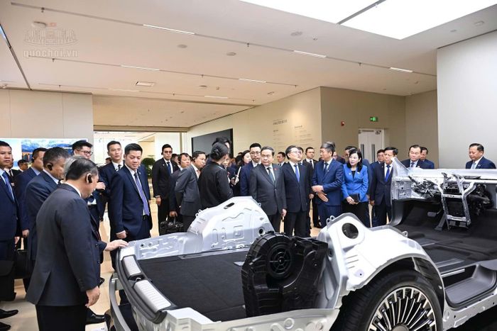 Chủ tịch Quốc hội Trần Thanh Mẫn và Đoàn thăm Siêu nhà máy xe điện Xiaomi.