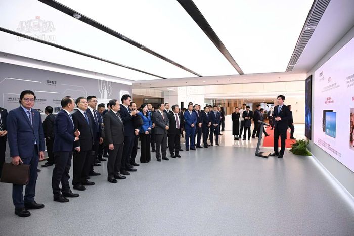 Chủ tịch Quốc hội Trần Thanh Mẫn và Đoàn tham quan khu trưng bày sản phẩm của Tập đoàn CVTE.