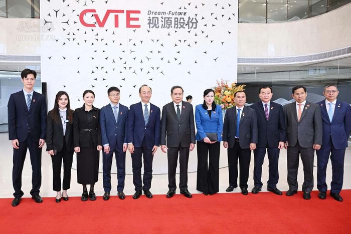 Chủ tịch Quốc hội Trần Thanh Mẫn chụp ảnh lưu niệm với các đại biểu.