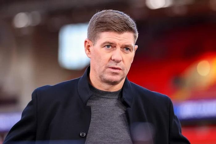 Steven Gerrard cho biết anh sẽ không chấp nhận huy chương vô địch Ngoại hạng Anh nếu Liverpool được trao một trong những danh hiệu của Man City. Ảnh: Getty
