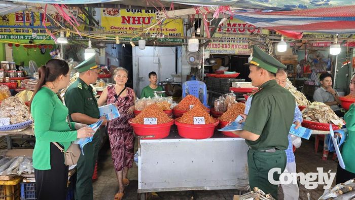 Đồn Biên phòng Nhà Mát phối hợp các tổ chức đoàn thể tuyên truyền chống khai thác IUU ngay từ cơ sở